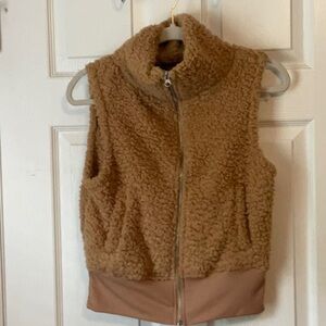 Love + Joy Women’s Beige Sleeveless Fuzzy Cozy Zip Up Vest Jacket Size S…